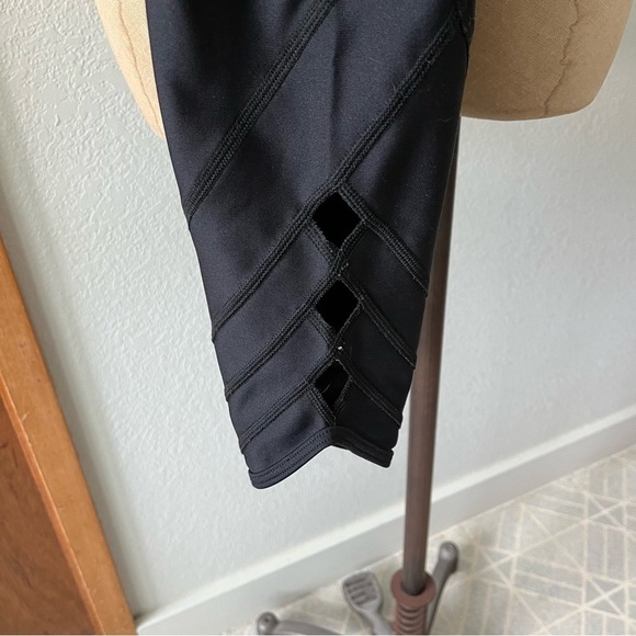 UNDER ARMOUR sz S Black Leggings Compression Heat Gear Side Cut Out  Ankle Crop - Picture 6 of 9